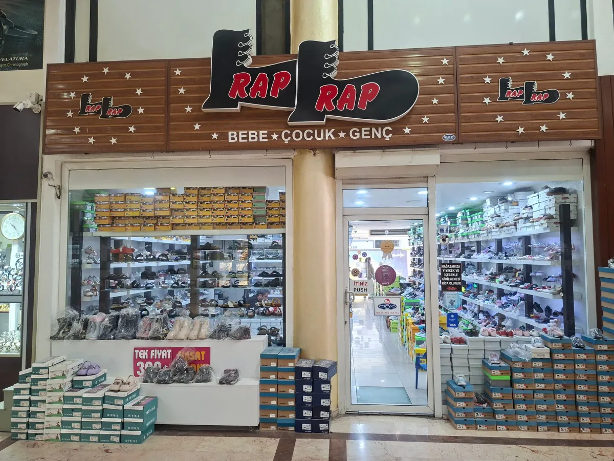 Kuyumcular Çarşısı'ndaki Rap Rap Ayakkabı mağazasının vitrini; tabelada Bebe, Çocuk, Genç yazıyor